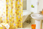 卫浴间上色必备 花色浴帘带来春季的浪漫
