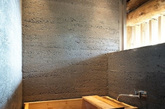 “谷仓”二字给人的感觉一般是木制或者砖石结构的墙壁，一般都要避免潮湿。然而就是有人逆其道而行之，将谷仓进行翻新大改造，成为家庭的一部分而且是最潮湿的部分：浴室。今天凤凰家居就为大家来带数十个仓库改造的浴室。