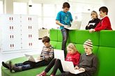 由 Rosan Boschin设计的现代学校，位于瑞典首都斯德哥尔摩。学校被设计成开放空间，学生可以自由的走动，以此激励学生相互交流、合作。这个独特的学校被彩色的家具塞满，学习区、课桌和工作台。在校园内甚至有一个小电影院以便学生做报告使用。孩子们被分成小组进行教学，每个学生都有笔记本电脑。学校鼓励创新和启发式的教学。（实习编辑李丹）