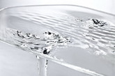 这款出自扎哈·哈迪德（ Zaha Hadid ）之手的液态冰川桌（ Liquid Glacial Table ）看起来清冷微妙，甚至带有些许禅的意境。桌子看上去似乎是动态的，是一个稳定物质世界中变幻的存在。（实习编辑 谢微霄）
