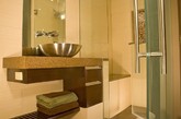 现代生活中卫生间不仅是方便、洗尽身上尘垢，放松身心的地方，也是调剂身心、放松神经的场所。因此无论在空间布置上，还是设备材料、色彩、灯光等设计方面，都不应忽视，使之发挥最佳效果。我们为你带来多款现代简约卫浴空间设计，一定有一款适合你的家。
（实习编辑卢雪花）