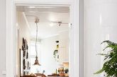 “木板、白色、藤椅、麻布袋、植物”来瞧瞧瑞典这间78平米的公寓是如何用关键字打造简单朴实的乡村风。大量木板营造温暖的居家气息，以白色为主要色调更有放大了空间的效果。拥有采光极佳大片窗户的三个方正房间，用不中断的穿透视线让你忘记隔间的存在，当门轻轻关上，又能创造自己的私密空间。（实习编辑李丹）
