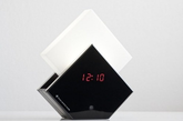 闹钟灯。
这款芬兰UnikkoNordic公司的方形光唤醒闹钟，做到更加特别，模仿黎明破晓东方初升的光芒，用缓缓亮起的光线唤醒睡梦中的人，其中极光唤醒灯（Aurora Wake-Up Light）它的LED照明部分会真的从黑色的外壳中升起来。