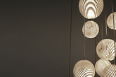 指纹光影LED吊灯。以色列设计师Dan Yeffet使用特殊材料，将自己的指纹刻成立体的灯罩，让内置LED灯光能够从指纹缝中穿过，使得每一束光影都带有唯一指纹的印记，洒落在家中每个角落。