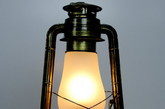 19世纪中叶英国人发明了煤气灯，使人类的照明技术向前迈进了一大步。但是最初这种灯很不安全，室内使用容易发生危险，因此只当做路灯使用。人们普遍使用的照明工具是煤油灯，白色的亮光成为一种比较不错的照明灯具。（实习编辑卢雪花）