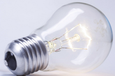 1880年，爱迪生在试验了1600种材料后，终于用炭丝做成的灯丝成功制成了世界上第一盏白炽灯，成功在实验室维持1200小时。从此人类进入用电照明时代。