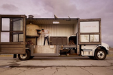 耗费18万美元、在四位设计师的帮助下，Jon  Darsky先是将一个集装箱改造成了披萨厨房，然后将它安装在重型卡车上，组成了可以在任何地方制作或出售披萨的移动披萨店（Mobile  Pizzeria）。集装箱中光是意大利制造的传统燃木烤炉就占去了三分之一的厨房空间 ，但这烤炉的最高温度却可达800°C ，因此只需一分钟就可以新鲜出炉一个那不勒斯风格的比萨饼。（实习编辑卢雪花）