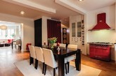 好不容易有了自己的窝，来尝试亲手布置的乐趣吧。别让许多的风格吓跑你对居家布置的兴趣，试试这个方法：挑出一两个喜欢的关键色，大量运用在墙面或家具，就能简单创造出属于你的居家气氛。瑞典房屋中介 Sotheby 展示的这间公寓就是很好的例子，红与黑两色在家具、墙面的应用，为空间带来一股成熟稳重的气氛。其中大红色的厨具是不是很吸引你的视线！厨具之外，彩色家电的概念也风行一阵子了，除了黑白金属色之外，缤纷的顏色让厨具家电也能变成展现居家品味的布置。
