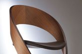 这是一款由法国设计师Jean-Pierre Martz设计的造型独特的座椅。那些创意的细节给这款椅子锦上添花，让它看起来更加优雅与独特。同时这是一款可以根据客户需求而定制的家具，客户想要的木材、胶合板、漆皮、色彩都可以重新设计组合，满足顾客的所有要求。（实习编辑何丽晴）