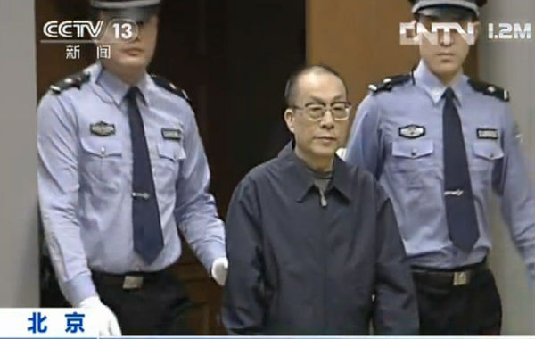 7月8日,北京市第二中级人民法院对原铁道部部长刘志军受贿、滥用职权案作出一审宣判,对刘志军以受贿罪判处死刑,缓期二年执行,剥夺政治权利终身,并处没收个人全部财产;以滥用职权罪判处有期徒… 7月8日,北京市第二中级人民法院对原铁道部部长刘志军受贿、滥用职权案作出一审宣判,对刘志军以受贿罪判处死刑,缓期二年执行,剥夺政治权利终身,并处没收个人全部财产;以滥用职权罪判处有期徒…