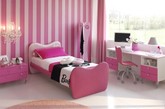 粉色是女孩卧室的永恒主题，对于很多人来说，它是柔情和年轻的象征，女孩们的梦想里都有这样一个童话般的粉色卧室。如果你正在为自家的女儿挑选房间的设计，那么今天的这15款粉色卧室是一个不错的参考。白色与粉色家具看起来非常漂亮，但如果你需要孩子的卧室更明亮些，那么可以考虑粉色和绿色的组合，不多说，看看这15款不同女孩的卧室设计吧！（实习编辑何丽晴）