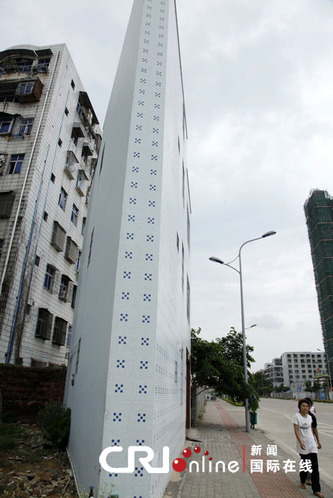超薄违建挑战女性用品 2层高楼最宽不到1.5米