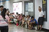 7月30日，上海市民在地铁9号线成山路站厅乘凉。