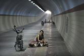 2010年7月4日，福建泉州，市区大坪山非机动车隧道里面与洞外温差近十度，市民在此享受阴凉时光。谢明飞/CFP