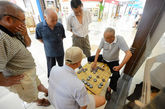7月24日，扬州民众扎堆公共场所“蹭凉”避暑，图为老年人在下棋。