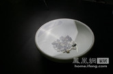 这款卵石桌（Pebble Table)的造型是半椭圆形，看上去十分地光滑，它可以很自然地融入室内的设计，又可以装点户外的休闲空间。结合现代的优雅造型和实用性似乎是这款设计的核心。桌面是通用的，可以喝茶聊天，也可以进行工作。此外，还可以在桌子内部存放杂志或摆上装饰物品。（实习编辑何丽晴）