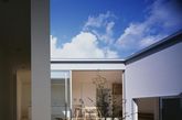 Horibe Naoko Architects Office设计的House in Naruto利用构造方式来抵御这个易受洪水侵袭的地块。这个内向型的住宅围绕一个开放的庭院，为业主夫妇提供了一个私密的休闲空间，同时又给市内创造了良好的自然通风和充足光照。建筑师将洪水灾害考虑到设计中，建筑基础和地面设计的非常坚固，而且呈一定角度，可以帮助泄洪。各个房间围绕中心庭院形成一个回路——这一空间形式同样反映在建筑外观上，形成了一个混凝土的月牙形住宅。（实习编辑李丹）