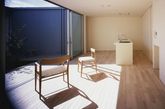 Horibe Naoko Architects Office设计的House in Naruto利用构造方式来抵御这个易受洪水侵袭的地块。这个内向型的住宅围绕一个开放的庭院，为业主夫妇提供了一个私密的休闲空间，同时又给市内创造了良好的自然通风和充足光照。建筑师将洪水灾害考虑到设计中，建筑基础和地面设计的非常坚固，而且呈一定角度，可以帮助泄洪。各个房间围绕中心庭院形成一个回路——这一空间形式同样反映在建筑外观上，形成了一个混凝土的月牙形住宅。（实习编辑李丹）