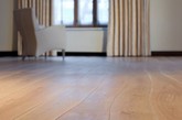 使用木地板本意就是为了追求自然，为什么不把地板铺的更自然一些呢？这款来自荷兰的弯曲接缝木地板，为了最大限度保持木地板的原生感觉，在木材切割的过程中采用了先进的工艺，按照树木本身的纹理进行切割，在保留木地板的自然风格外，还很大程度上减少了切割过程中不必要的消耗。(实习编辑万琦)