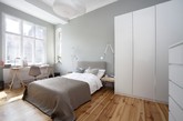 公寓的核心是一个简约的客厅，只容纳一张沙发，一个茶几和几个搁架。复古松木地板和粉刷墙壁进行了装修。生活和睡眠区的配色主要采用白色和灰色。大窗户和高高的天花板，为空间营造出大而明亮的感觉。浴室和厨房则采用白色和黑色为主的独特家具。(实习编辑万琦)