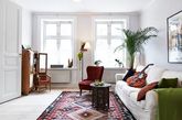 “木板、白色、藤椅、麻布袋、植物”来瞧瞧瑞典这间78平米的公寓是如何用关键字打造简单朴实的乡村风。大量木板营造温暖的居家气息，以白色为主要色调更有放大了空间的效果。拥有采光极佳大片窗户的三个方正房间，用不中断的穿透视线让你忘记隔间的存在，当门轻轻关上，又能创造自己的私密空间。(实习编辑万琦)