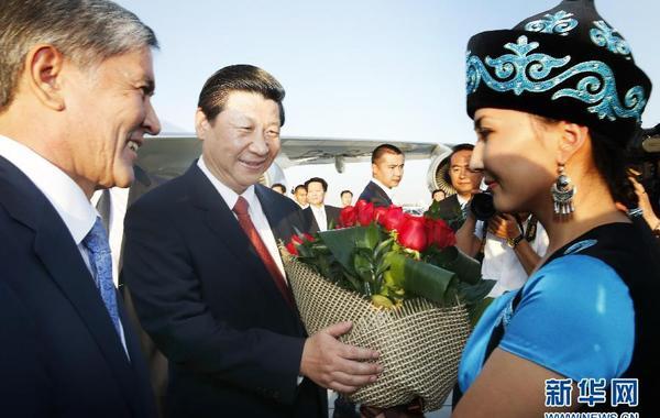 9月10日，国家主席习近平乘专机抵达比什凯克，开始对吉尔吉斯斯坦进行国事访问并出席上海合作组织比什凯克峰会。吉尔吉斯斯坦总统阿坦巴耶夫到机场迎接。新华社记者鞠鹏摄…