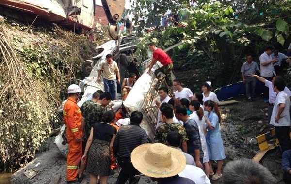 9月15日，四川达州市渠县境内三汇到平桥路段发生一起交通事故，一载有24人的客车被一辆满载鹅卵石的货车撞翻并掉致路边桥下，满车鹅卵石倾泄而下，将客车埋压在下。事故发生时，车上大约有24…