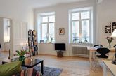 瑞典风格的家居设计通常非常舒适和实用。这套58平开放式的公寓就是这样一个绝佳案例，它位于美丽的Linnéstaden小城。这套公寓所在的建筑非常老旧了，但是室内设计非常新颖，居住空间非常舒适。四个朝西的窗户，使自然光线照进室内，让房间看起来更宽敞。白色墙壁木质地板，给人的印象非常清新自然。（实习编辑李丹）
