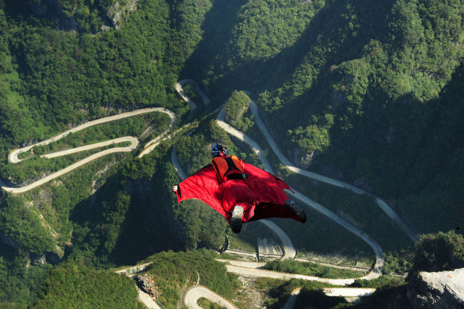 天门山"翼装飞行"