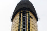 10月12日，位于北京CBD的正在建设中的人民日报新大楼一改往日的灰色外观，披上一层“土豪金”，金光灿灿，直插云霄。

