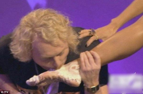 外国综艺节目尺度大 男星狂舔女星脚[高清大图