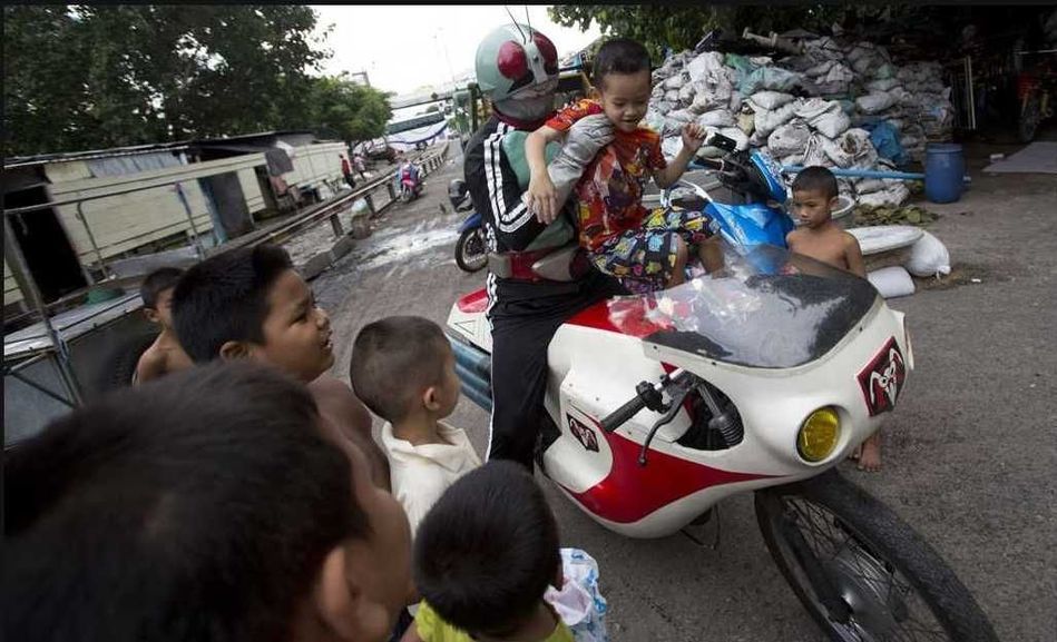 大爱在人间 日商人COS假面骑士救助弱势儿童