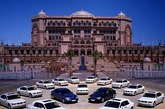 阿布扎比的酋长国宫殿酒店(Emirates Palace)是世上唯一的八星级酒店，是一座从沙漠中拔地而起的奇迹。这是一座金碧辉煌的阿拉伯建筑，它花费40吨黄金打造，集酒店与议会大厦的功能为一体，再次体现了阿拉伯皇族的富贵与华丽。