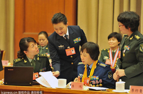 2013年10月28日至31日，北京，中国妇女第十一次全国代表大会在人民大会堂召开，宋祖英作为妇女代表出席了大会。图为10月28日上午，大会开幕，宋祖英与其他妇女代表们认真探讨。