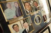 据英国《每日邮报》11月12日报道，美国德克萨斯州63岁的男子罗恩•韦德耗时4年、不惜花费20多万美元(约合人民币121万元)将其私人车道改造成与白宫总统办公室一模一样的办公室。此外，韦德还将收藏多年的总统纪念品放在办公室里一一展出，其中包括约翰•菲茨杰拉德•肯尼迪昔日的座驾、安乐椅以及卡尔文•柯立芝购买的梳妆台等。平日里，韦德忙着把堆满家中的总统纪念品有序地分类、整理。尽管他也不知道这些收藏究竟值多少钱，但大多数都来自白宫。自13岁起，韦德就协助老布什总统竞选，从此对政治产生了浓厚的兴趣。