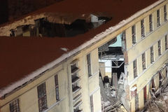 东北暴雪：厂房塌出“大洞”致9人亡