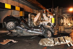 福州一水泥罐车侧翻压扁私家车