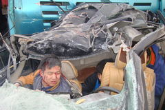 杭州一载4人轿车被夹击严重变形