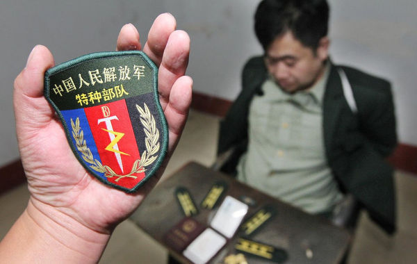 民警向记者展示"特种部队"的臂章