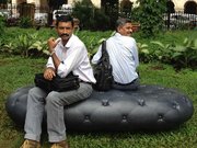 印度工作室借公园长椅回收雨水灌溉绿地