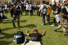 泰国抗议者进入政府庆祝胜利