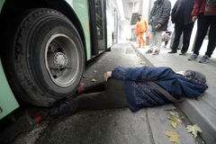 老人站台摔倒后腿部遭公交碾压