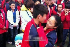 初中生求爱接吻 同学围观祝福