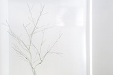 传统图案以鲜艳的颜色出现，为白色空间带来淡雅的视觉质感，配合 boing 超现代感的卫浴设施，EGUE Y SETA 成功的创造了一个良好集合功能性和展示性的优雅空间。（实习编辑：容少晖）