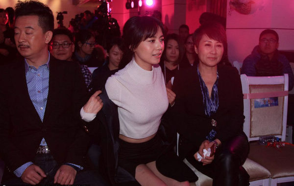 2013年12月11日，北京，电视剧《咱们结婚吧》举行庆功会，主演高圆圆、黄海波、张凯丽等亮相助阵。当天高圆圆身穿黑色大衣亮相，在与几位主创落座后，她大方宽衣以时尚的黑白配造型示人。 