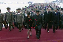 金正恩携李雪主参谒锦绣山太阳宫