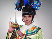 罗志祥大玩Cosplay扮甄寰 嘴馋吃波罗包遭经纪人喝止