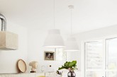 在时尚家居设计中，黑和白的运用是关键。而家居设计中的家具又有着举足轻重的作用，装饰功能大于实用功能。芬兰家具品牌Muuto依托斯堪的纳维亚风格设计为基础，大胆利用了色彩的家具来增加室内设计中时尚感。（实习编辑：李黎星）
