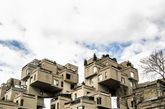 不熟悉Habitat 67的人会觉得这哪里是住宅！分明是码头正在装货的一堆集装箱！其实，Habitat 67是一座位于加拿大蒙特利尔圣罗伦斯河畔（Saint Lawrence River）的住宅小区，虽然它看上去不是那么“美观”，也不够“生活气息”，但其奇特的外观使得它成为当地的地标之一。（实习编辑李丹）