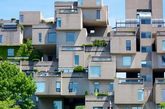 Habitat 67巧妙地利用了立方体的形态，将354个灰米黄色的立方体错落有致地码放在一起，构成900个（最终158个）单元。（实习编辑李丹）